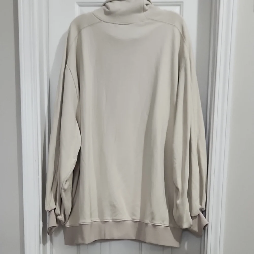 Cozy Oversized Two Tone Turtleneck Sweater With Pockets - Picture 10 of 10